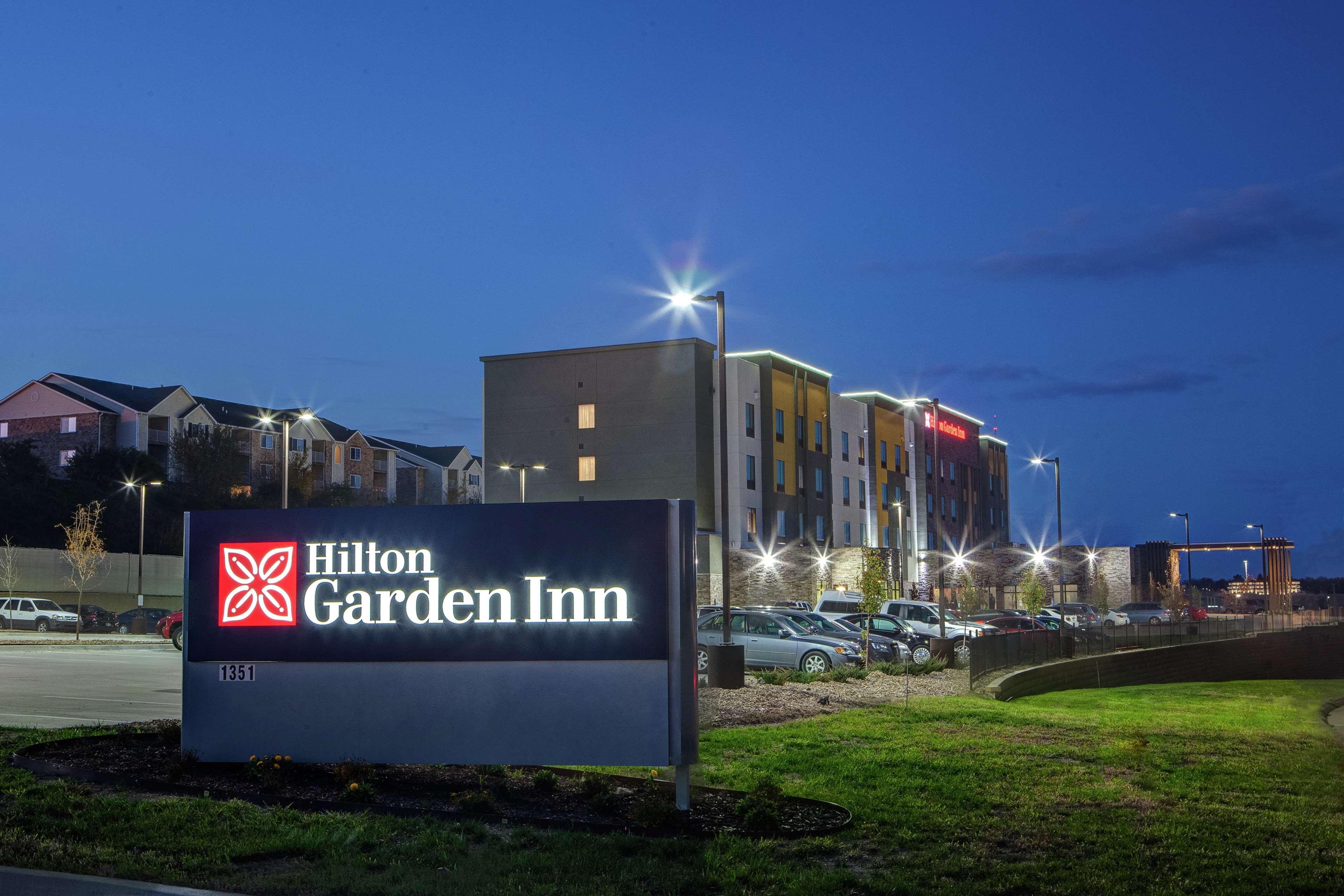 Hilton Garden Inn Topeka Exterior photo