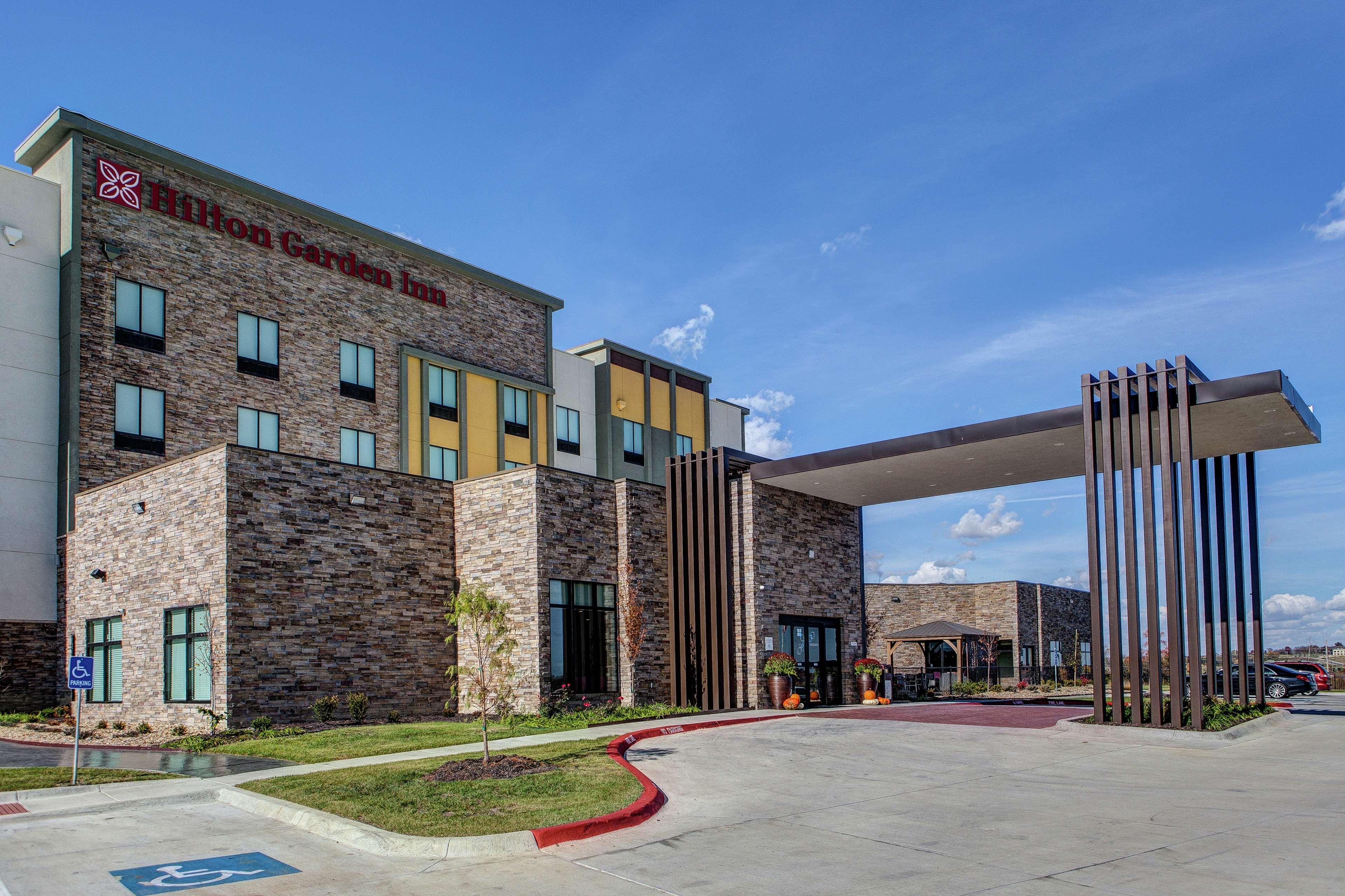 Hilton Garden Inn Topeka Exterior photo